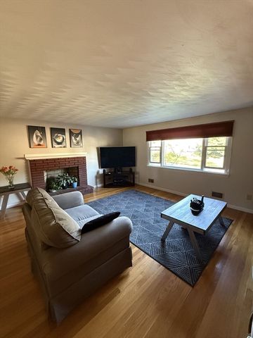 22 Briarwood Rd, Framingham, MA 01701