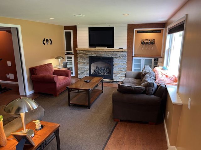 22 Briarwood Rd, Framingham, MA 01701