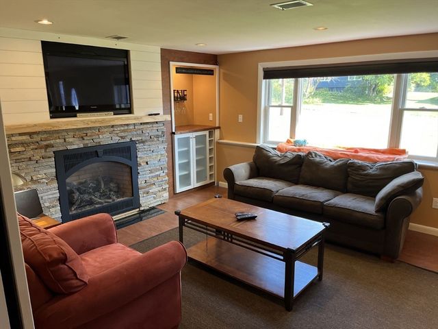 22 Briarwood Rd, Framingham, MA 01701