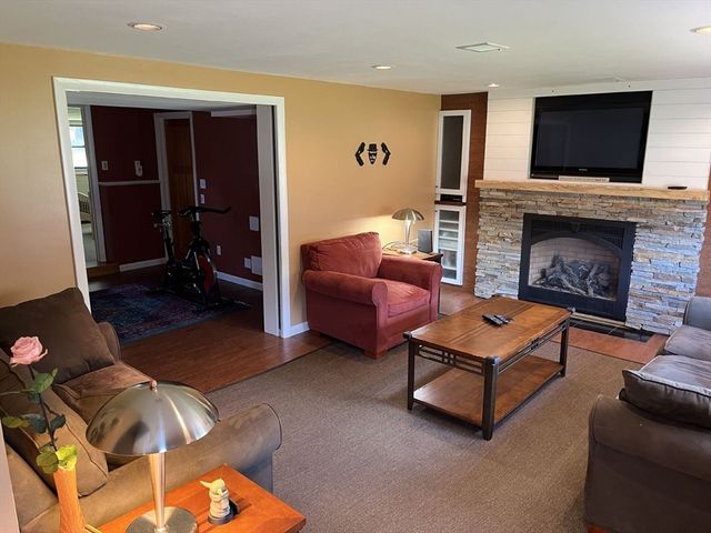 22 Briarwood Rd, Framingham, MA 01701