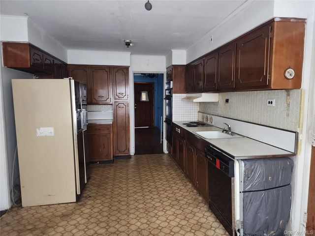 840 Sharon Lane, Westbury, NY 11590