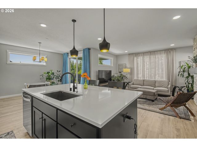 299 W MAPLE St, Washougal, WA 98671