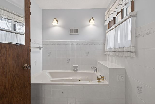 7910 W Park Hills Drive, Bloomington, MN 55438