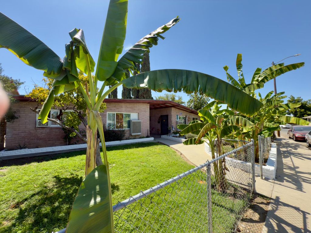 4318 E Fairfax Avenue, Fresno, CA 93703