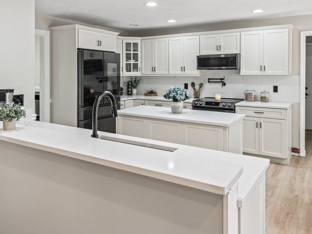 33 Smallwood Cir, Boylston, MA 01505