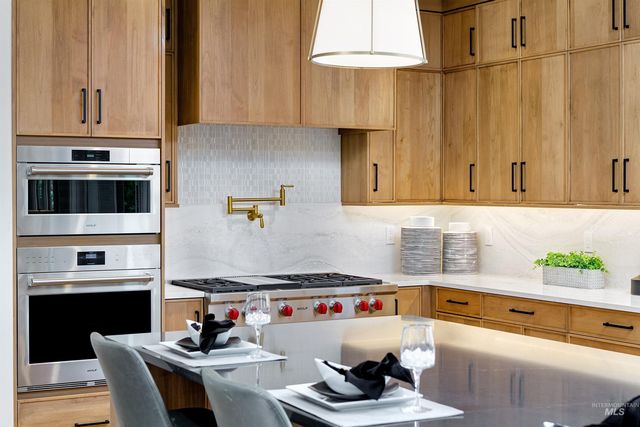 7014 N Spurwing Way, Meridian, ID 83646