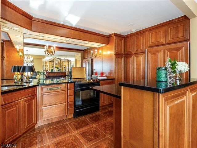 2 Claridge Dr 8IE, Verona Twp., NJ 07044