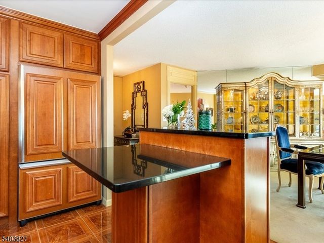 2 Claridge Dr 8IE, Verona Twp., NJ 07044