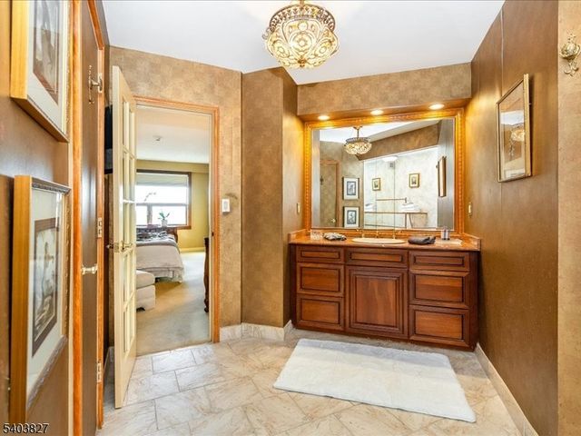 2 Claridge Dr 8IE, Verona Twp., NJ 07044