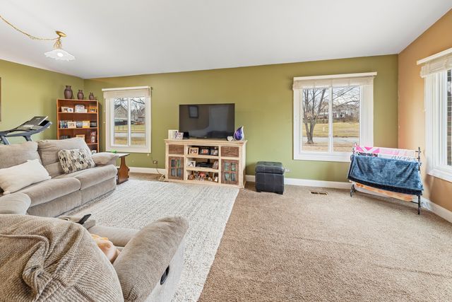 1975 Eastman Lane, Hanover Park, IL 60133