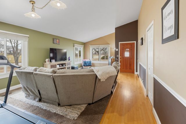 1975 Eastman Lane, Hanover Park, IL 60133