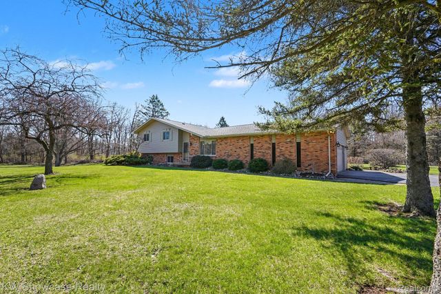 4520 Stoney Acres Lane, Highland Charter Township, MI 48357