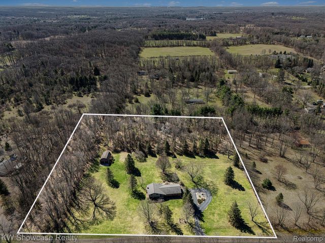 4520 Stoney Acres Lane, Highland Charter Township, MI 48357