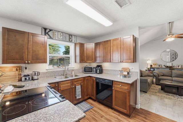 900 Sunnybrook Lane, Baytown, TX 77521
