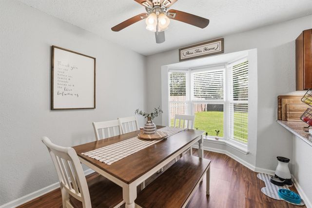 900 Sunnybrook Lane, Baytown, TX 77521