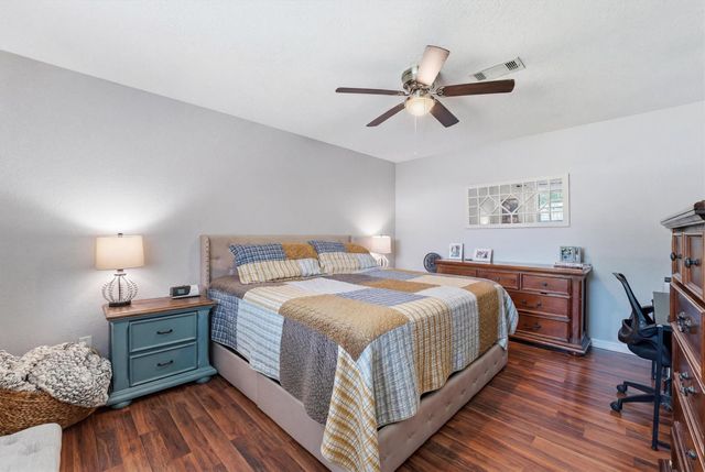 900 Sunnybrook Lane, Baytown, TX 77521