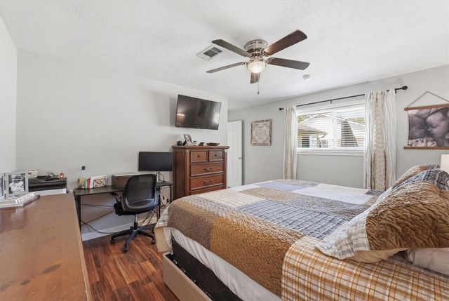 900 Sunnybrook Lane, Baytown, TX 77521