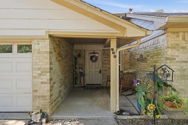 900 Sunnybrook Lane, Baytown, TX 77521