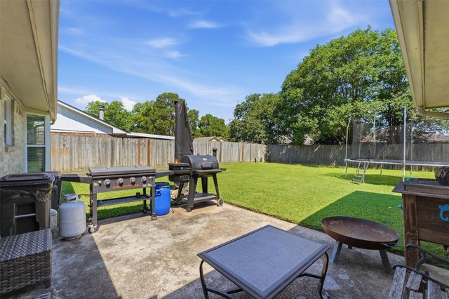 900 Sunnybrook Lane, Baytown, TX 77521