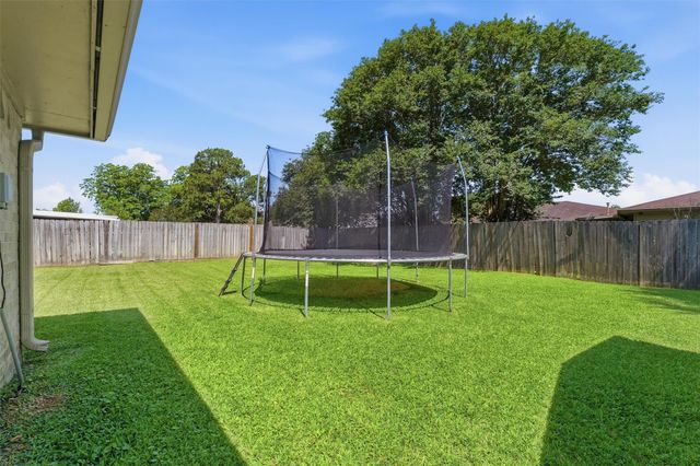 900 Sunnybrook Lane, Baytown, TX 77521