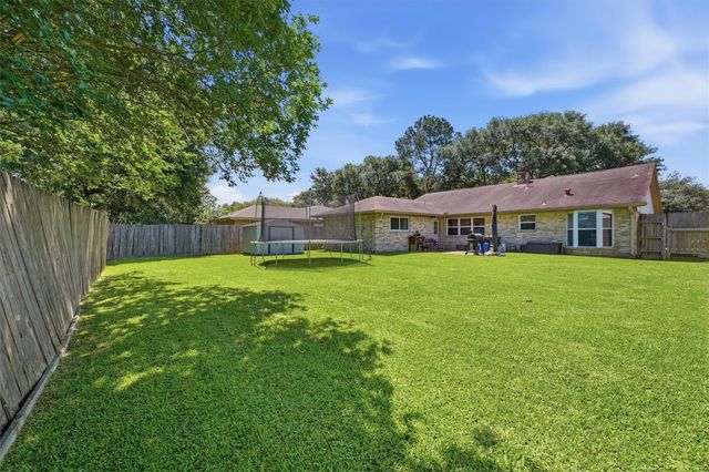 900 Sunnybrook Lane, Baytown, TX 77521