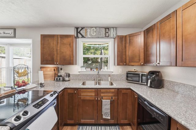 900 Sunnybrook Lane, Baytown, TX 77521