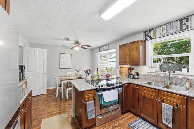900 Sunnybrook Lane, Baytown, TX 77521