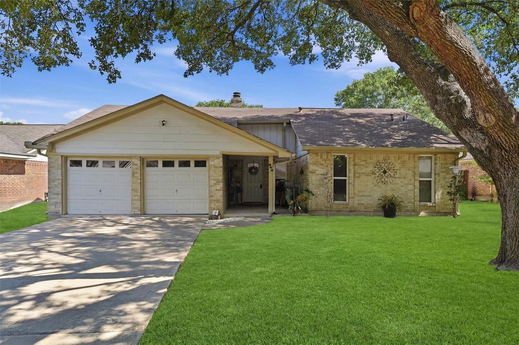 900 Sunnybrook Lane, Baytown, TX 77521