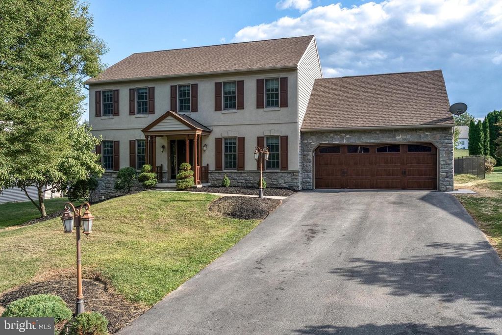 970 CASTLE POND DR, York, PA 17402