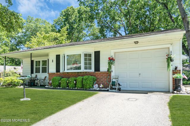 1 N Dakota Avenue, Whiting, NJ 08759