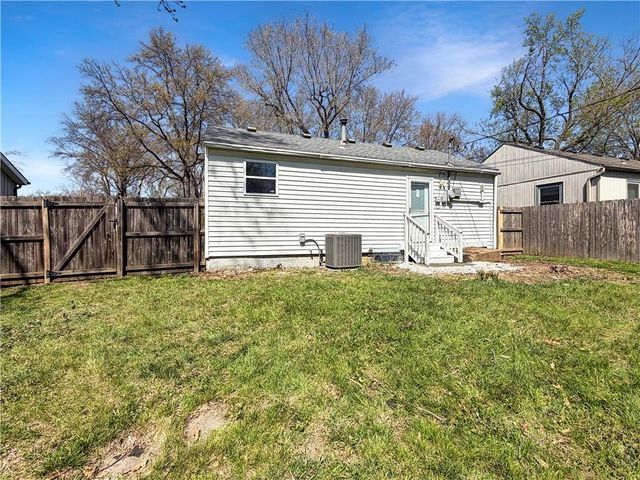 1005 NE 44th Street, Kansas City, MO 64116