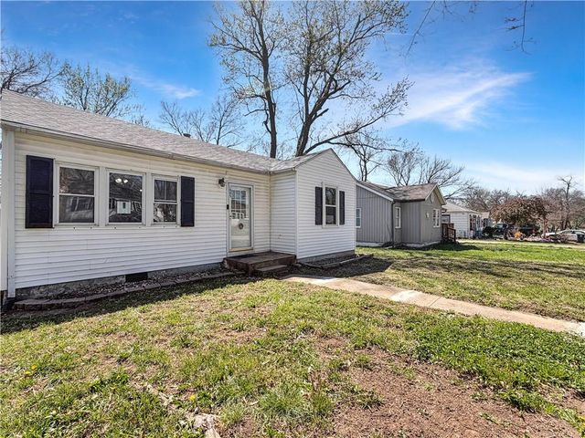 1005 NE 44th Street, Kansas City, MO 64116