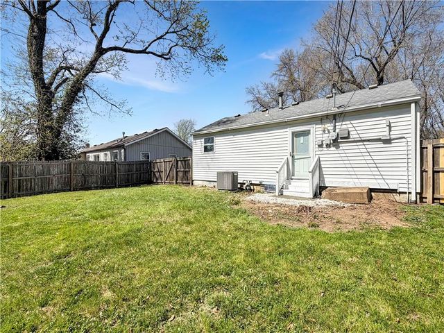 1005 NE 44th Street, Kansas City, MO 64116