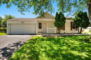 2225 Highfield Lane, Aurora, IL 60504