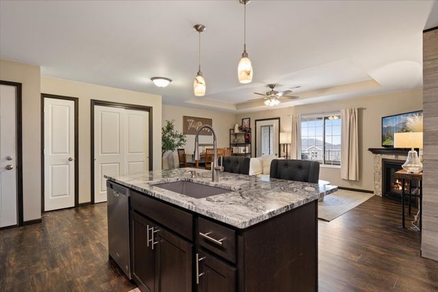 340 E Franklin Street 202, Eldridge, IA 52748