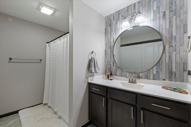 340 E Franklin Street 202, Eldridge, IA 52748