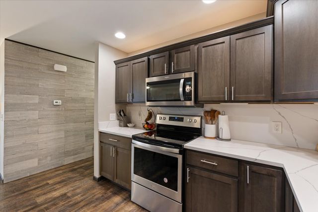 340 E Franklin Street 202, Eldridge, IA 52748