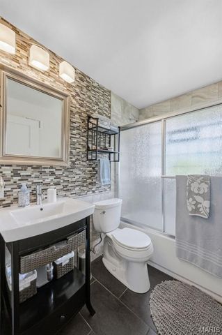 2327 Kenosho Avenue, St Louis, MO 63114
