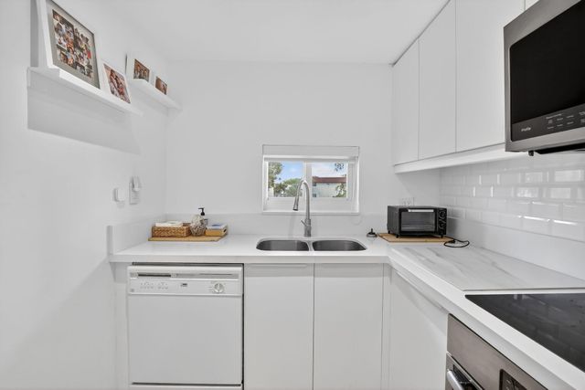 9820 S HOLLYBROOK LAKE Drive 306, Pembroke Pines, FL 33025