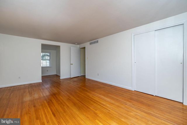 105 DEERFIELD DR, Cherry Hill, NJ 08034