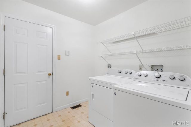 1335 Kensington Way Drive, Ellisville, MO 63011