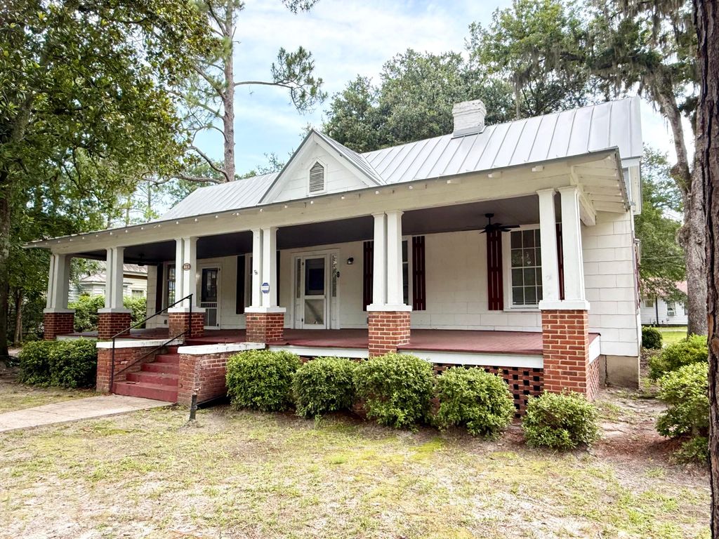 Image 2 of property listing at 311 Black Street, Walterboro, SC 29488
