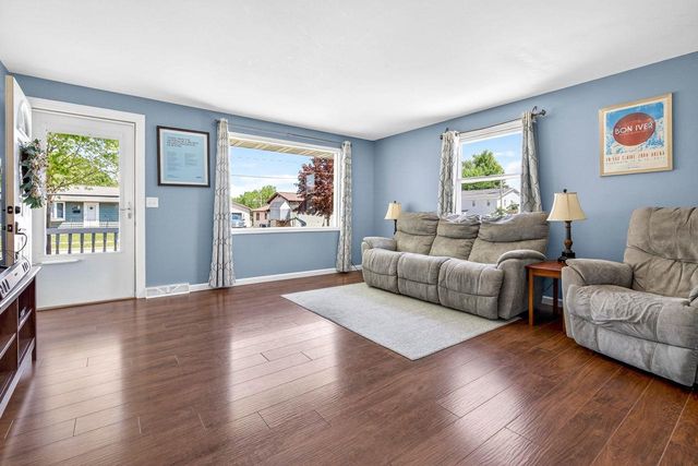 443 WOODLAWN COURT, Combined Locks, WI 54113