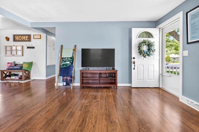443 WOODLAWN COURT, Combined Locks, WI 54113