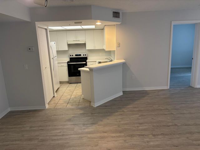 4163 N HAVERHILL Road 1215, West Palm Beach, FL 33417