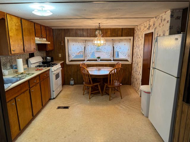 5 Coopers Grove Road, Kingston, NH 03848