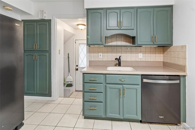 19217 Linville Street, Grosse Pointe, MI 48236