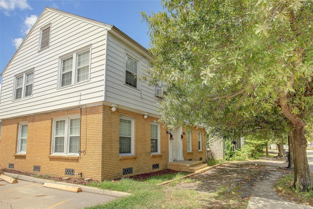 1935 Richmond Avenue, Houston, TX 77098