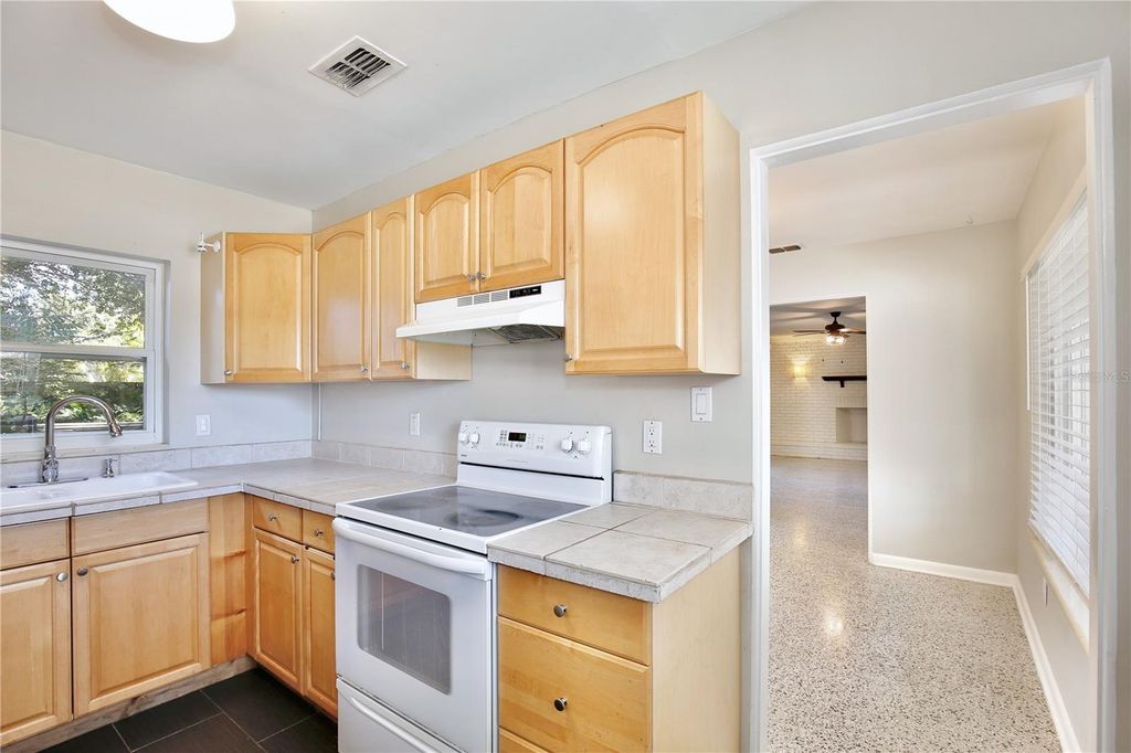 Image 11 of property listing at 427 SUNGLOW COURT, Orlando, FL 32803