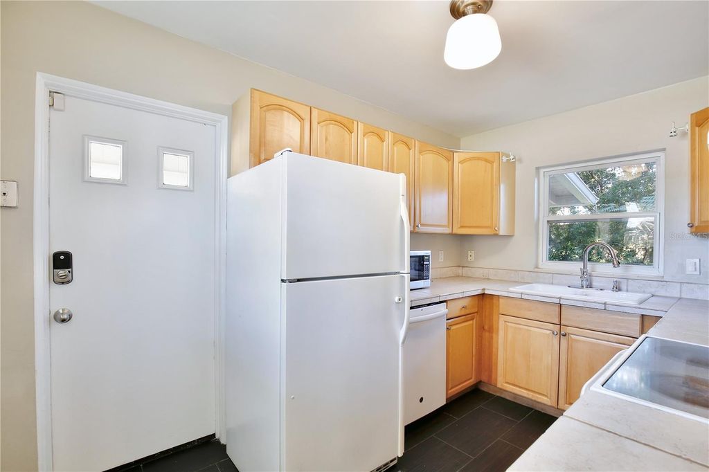 Image 13 of property listing at 427 SUNGLOW COURT, Orlando, FL 32803